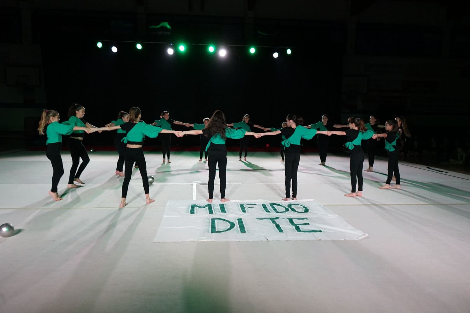 Atleti Aurora 76 durante il saggio annuale di ginnastica a Camisano Vicentino