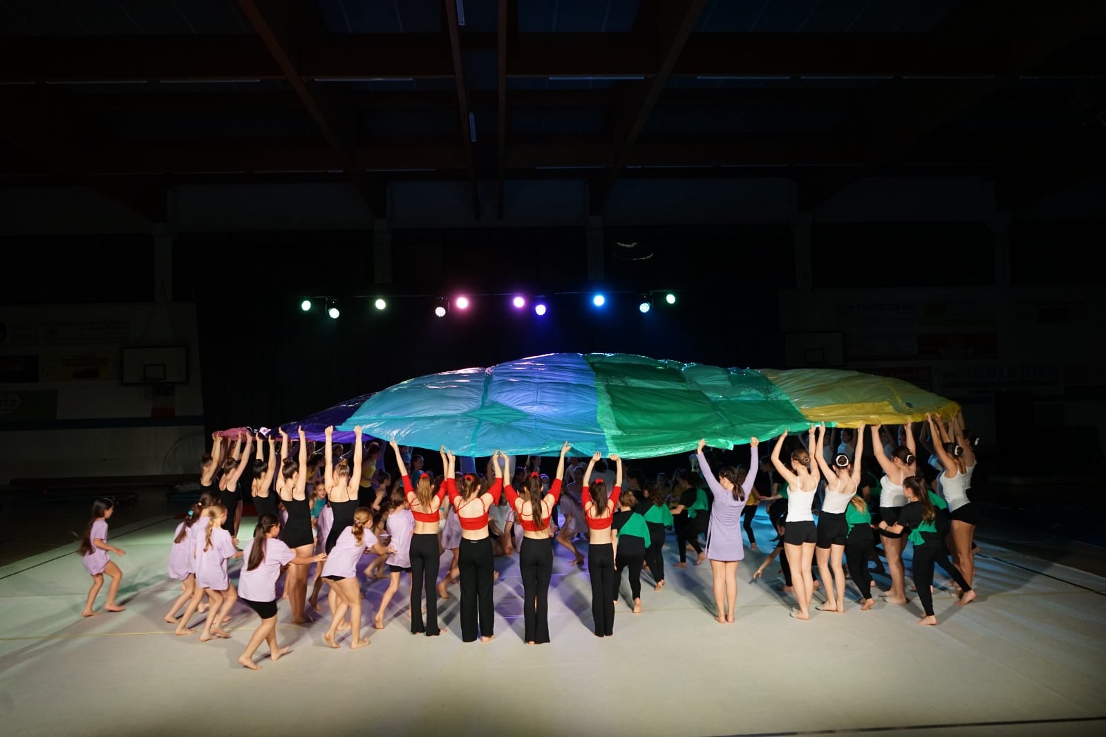 Saggio di fine anno Aurora 76 A.S.D. — ginnaste durante esibizione artistica