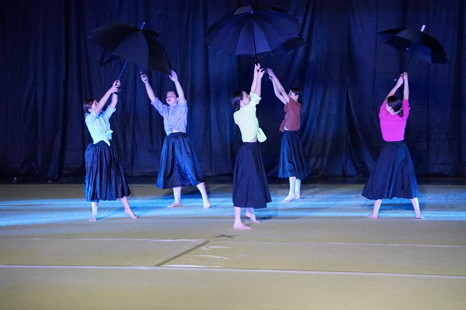 Esibizione di ginnastica ritmica al saggio Aurora 76 A.S.D.