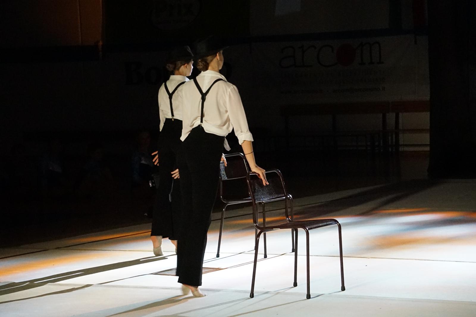 Saggio Aurora 76 — ginnaste con nastro e cerchio